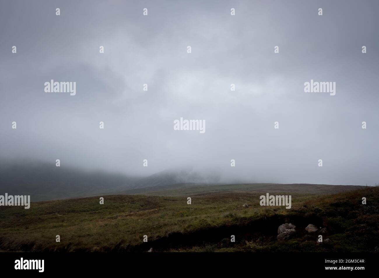 Abgelegene Straße in den schottischen Highlands Stockfoto