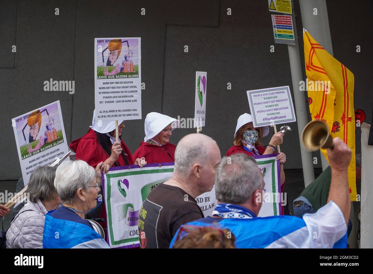 Schottisches Parlament, Edinburgh, Schottland, Großbritannien, 16. September 2021: Vor dem schottischen parlament versammelt sich eine große Menschenmenge, um gegen die Entscheidung der parlamentarischen Körperschaft zu protestieren, Protestaktionen außerhalb des schottischen Parlaments zu kriminalisieren. Dies bedeutet im Grunde, dass die Tatsache, außerhalb des schottischen Parlaments ohne rechtmäßige Autorität zu sein, zu einer Straftat wird, die mit einer Freiheitsstrafe von bis zu einem Jahr oder einer Geldstrafe von £5000 bestraft werden kann. Kredit: Stable Air Media/Alamy Live Nachrichten Stockfoto