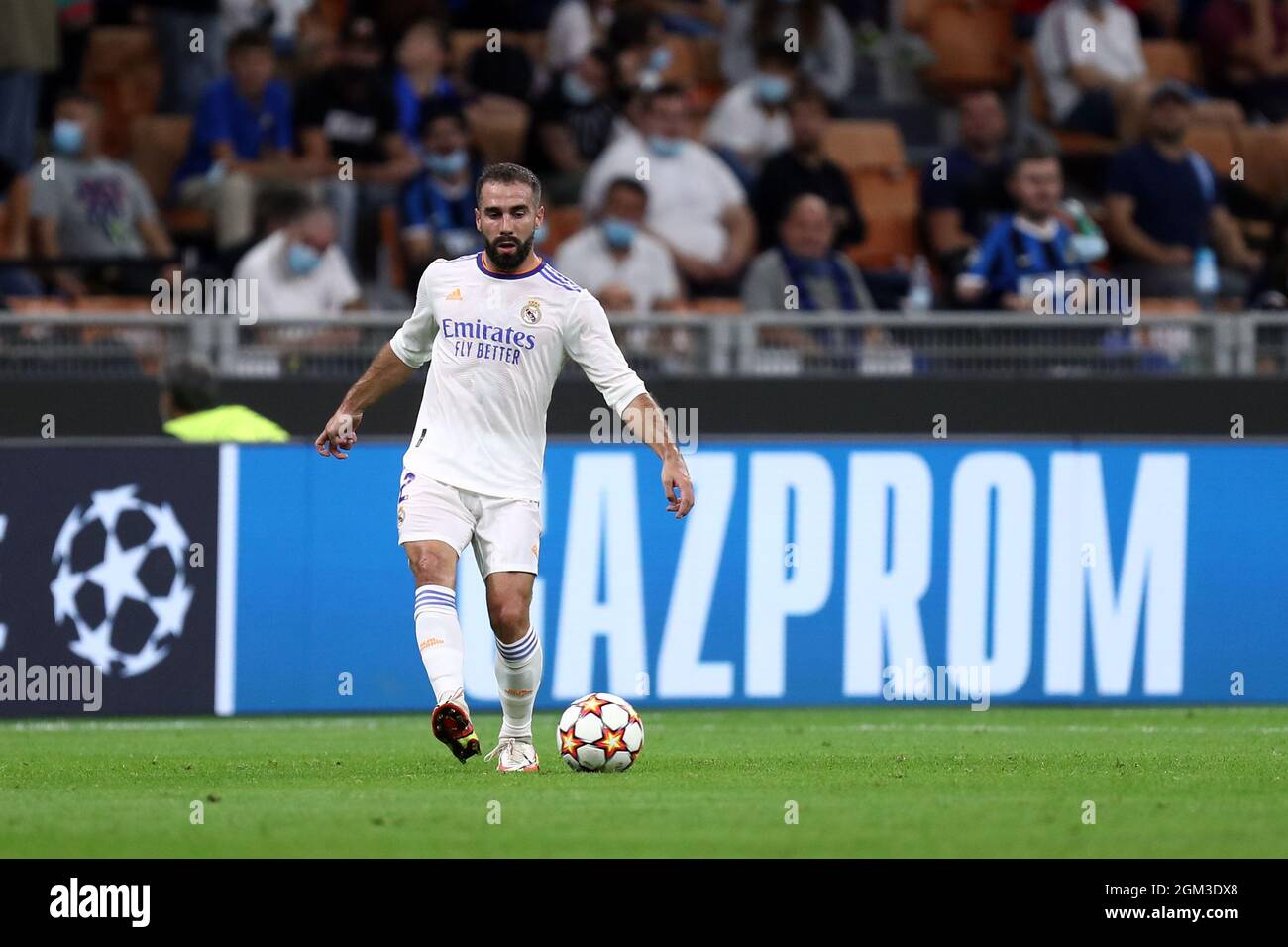 Daniel Carvajal von Real Madrid CF kontrolliert den Ball während des UEFA Champions League-Spiel der Gruppe D zwischen dem FC Internazionale und dem FC Real Madrid. Stockfoto