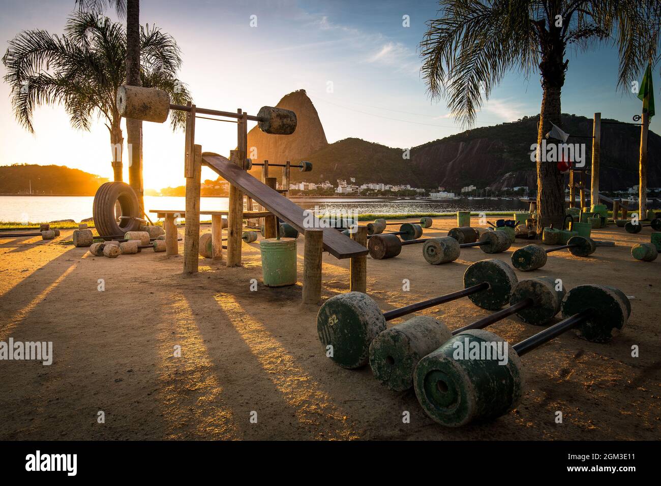Im Freien Fitnessstudio unter Palmen im Flamengo Park bei Sonnenaufgang in Rio de Janeiro Stockfoto