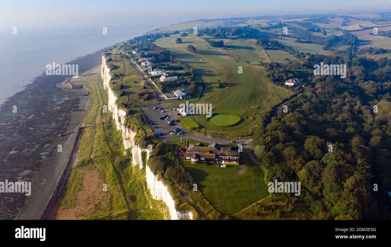 Luftaufnahme des Walmer und Kingsdown Golf Club, auf den White Cliffs von Dover, Kent Stockfoto