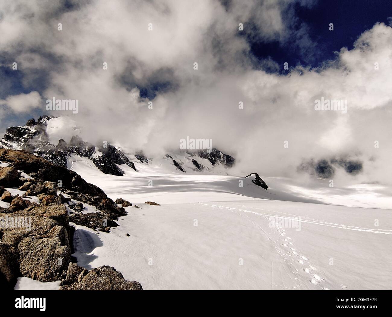 Im Berg verloren. Wohin geht es auf diesem riesigen Gletscher Stockfoto