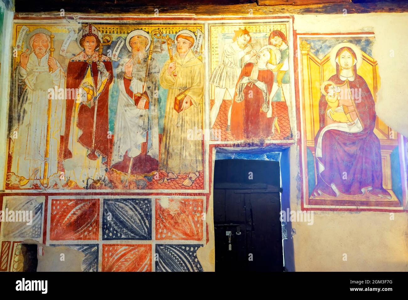 Innenraum der romanischen Kirche St. Bernardo. Die Wandmalereien stammen aus dem späten XVI. Und frühen XVII. Jahrhundert. Monte Carasso, Schweiz. Stockfoto