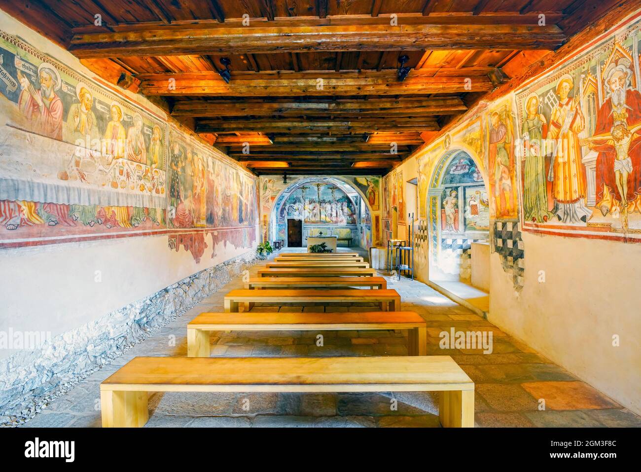 Das Innere der romanischen Kirche San Bernardo, die Wandmalereien stammen aus dem XV. Bis Anfang des XVII. Jahrhunderts. Monte Carasso, Schweiz. Stockfoto