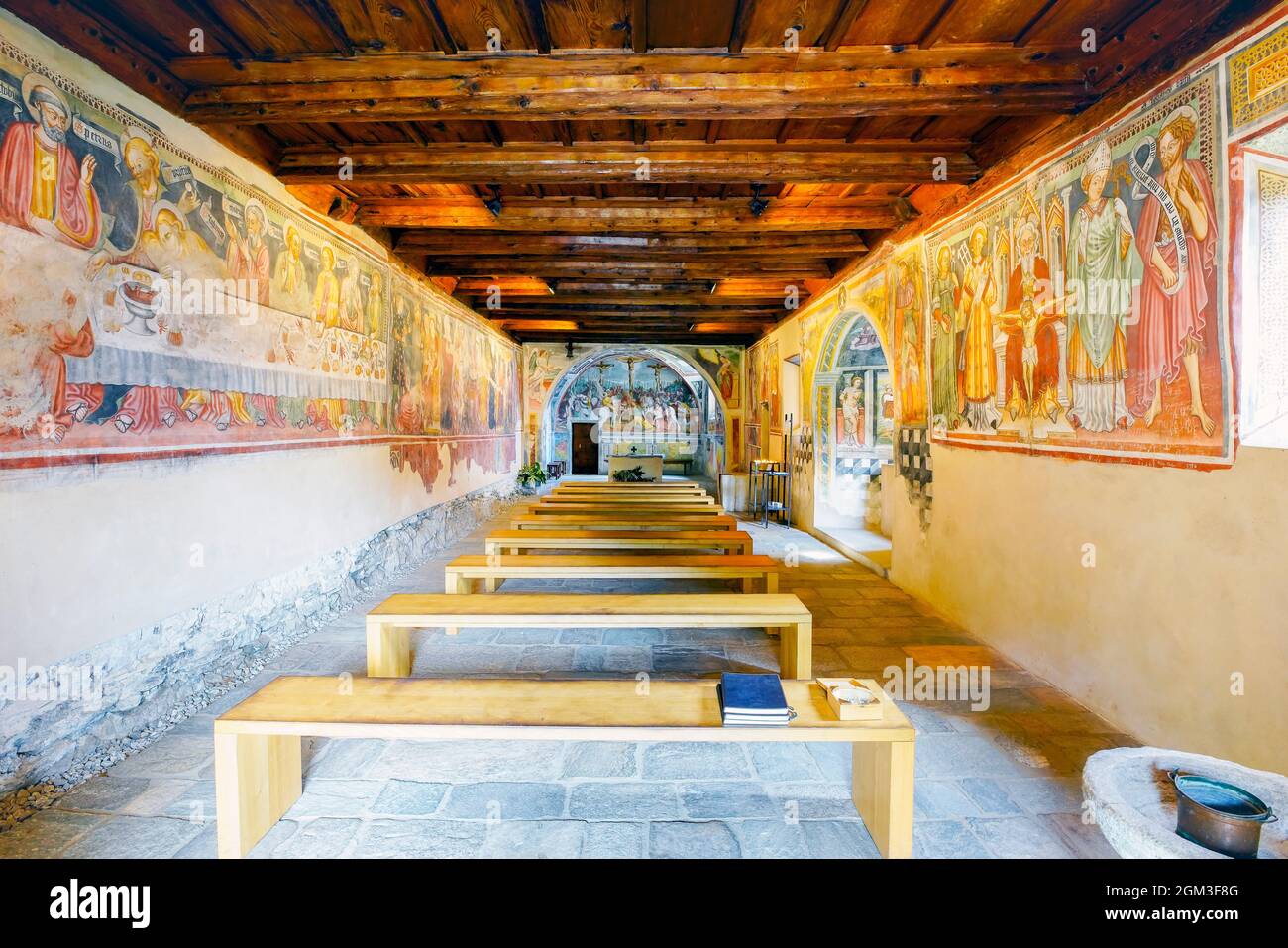 Das Innere der romanischen Kirche San Bernardo, die Wandmalereien stammen aus dem XV. Bis Anfang des XVII. Jahrhunderts. Monte Carasso, Schweiz. Stockfoto