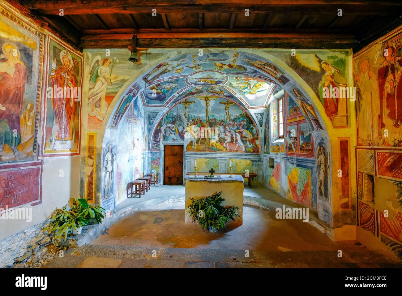 Fresken in der Apsis von San Bernardo romanische Kirche im Dorf Curzutt. Die Kirche ist nur zu Fuß von Sementina und Monte Carasso o erreichbar Stockfoto