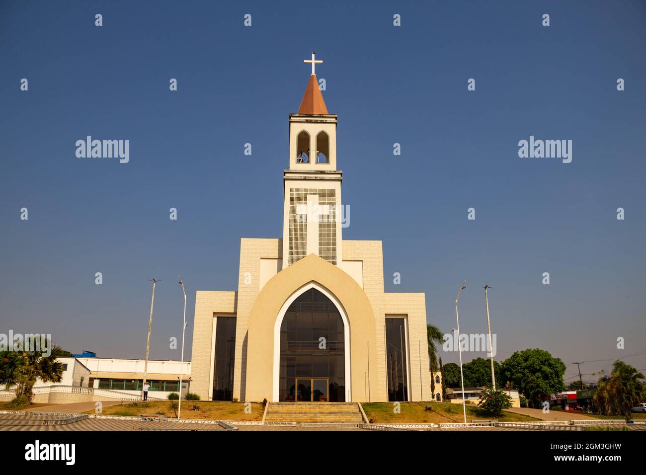 Paróquia de São Benedito. Fassade der Gemeinde São Benedito an einem klaren und sonnigen Tag mit dem blauen Himmel im Hintergrund. Stockfoto