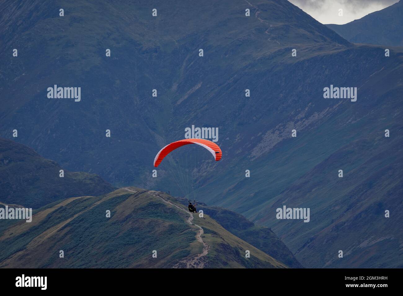 Paragliding über Derwent Water im englischen Seengebiet Stockfoto