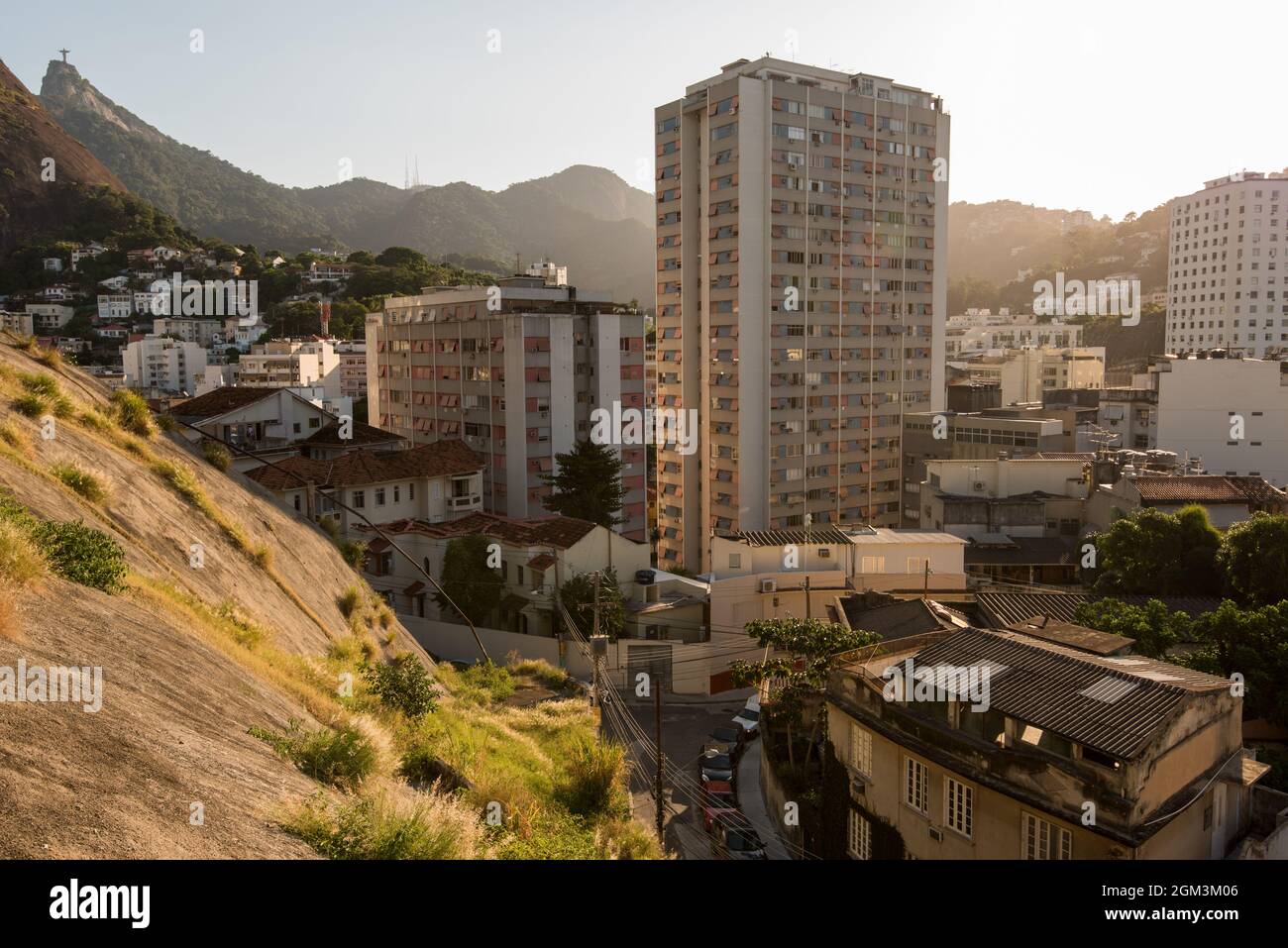 Apartments und Häuser zwischen den Hügeln von Rio de Janeiro in Laranjeiras Nachbarschaft Stockfoto