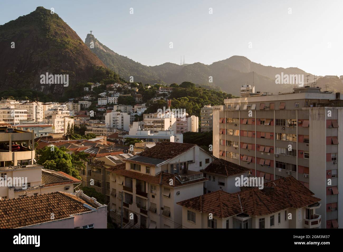 Apartments und Häuser zwischen den Hügeln von Rio de Janeiro in Laranjeiras Nachbarschaft Stockfoto