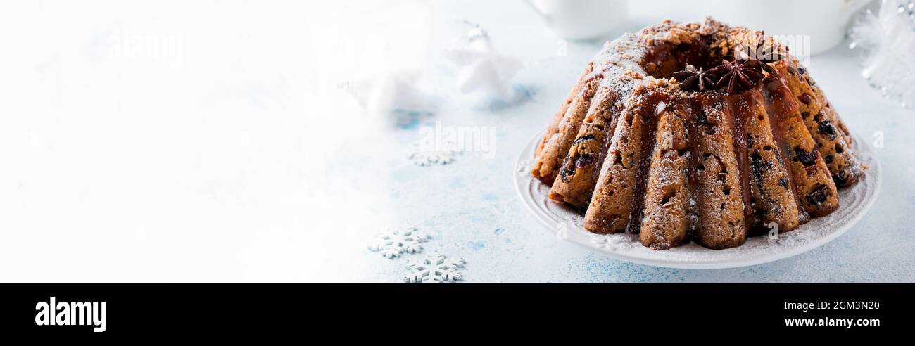 Traditioneller weihnachtlicher Obstkuchen, Pudding auf weißem Teller. Draufsicht. Speicherplatz kopieren. Stockfoto