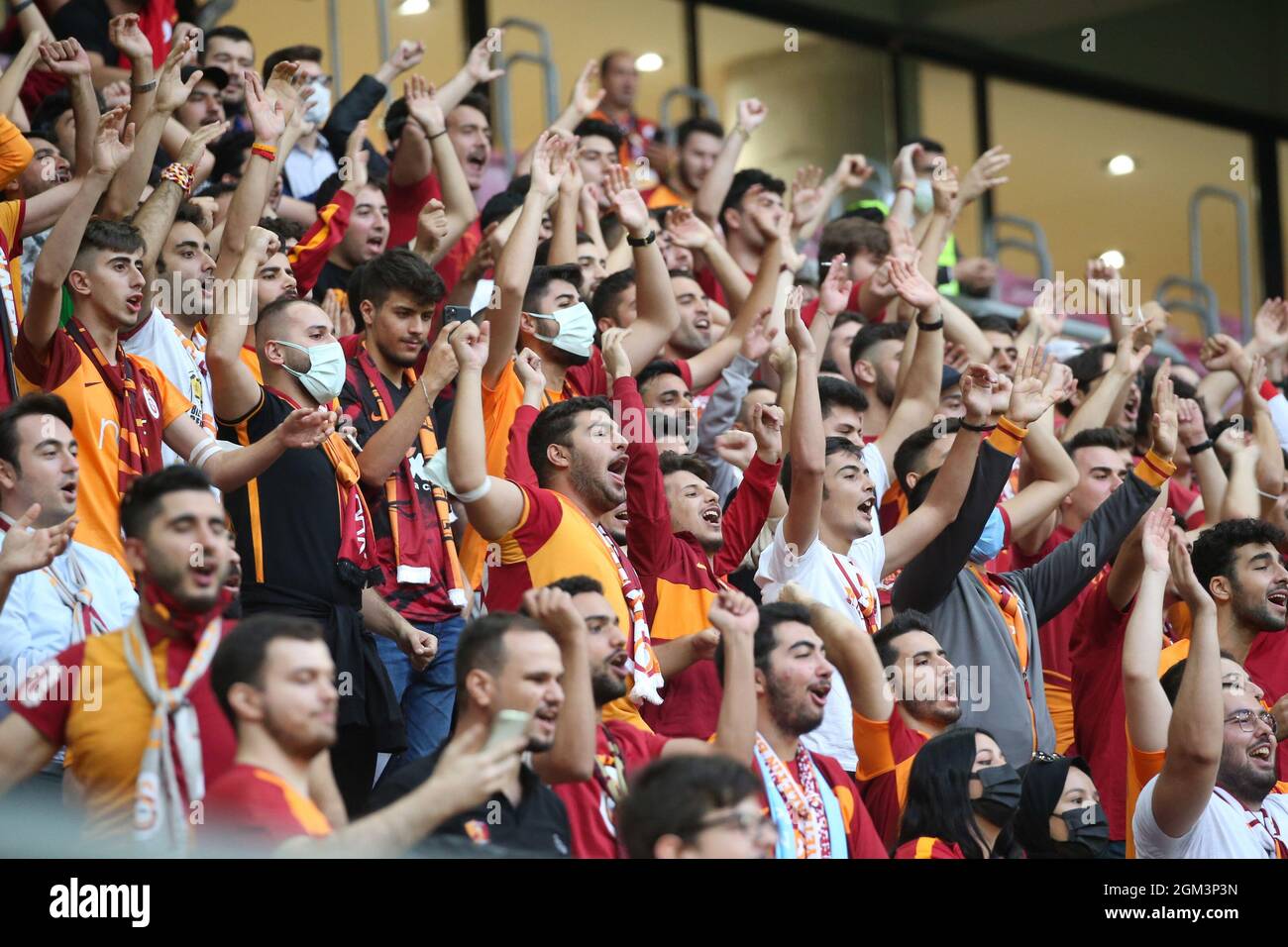 ISTANBUL, TÜRKEI - 16. SEPTEMBER: Fans während des UEFA Europa League-Spiels zwischen Galatasaray und Lazio Roma am 16. September 2021 im Türk Telekom Stadyumu in Istanbul, Türkei (Foto von /Orange Picars) Stockfoto