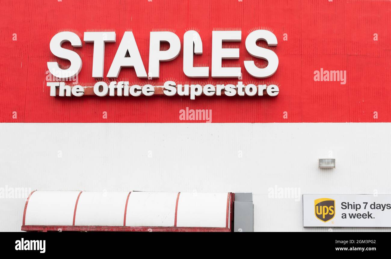 North Babylon, New York, USA - 18. August 2021: Nahaufnahme der Fassade eines Staples Office Supply Superstore vom Parkplatz mit Ups-Schild auf dem Stockfoto