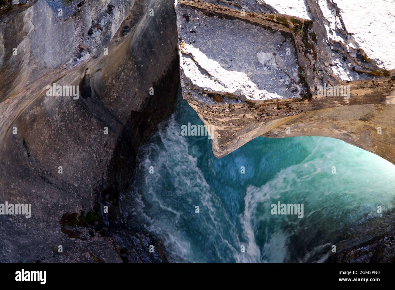 Das türkisfarbene Wasser fließt unter den Felsen des Mistaya Canyon im Banff National Park Stockfoto