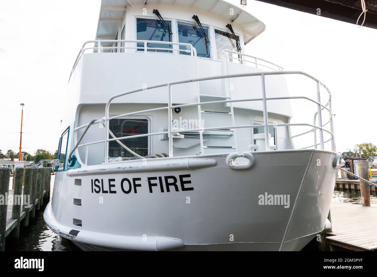 Bay Shore, New York, USA - 5. September 2021: Nahaufnahme der Isle of Fire Fire Island Fähre, die in einem Slip im Bay Shore Ferry Terminal angedockt ist. Stockfoto