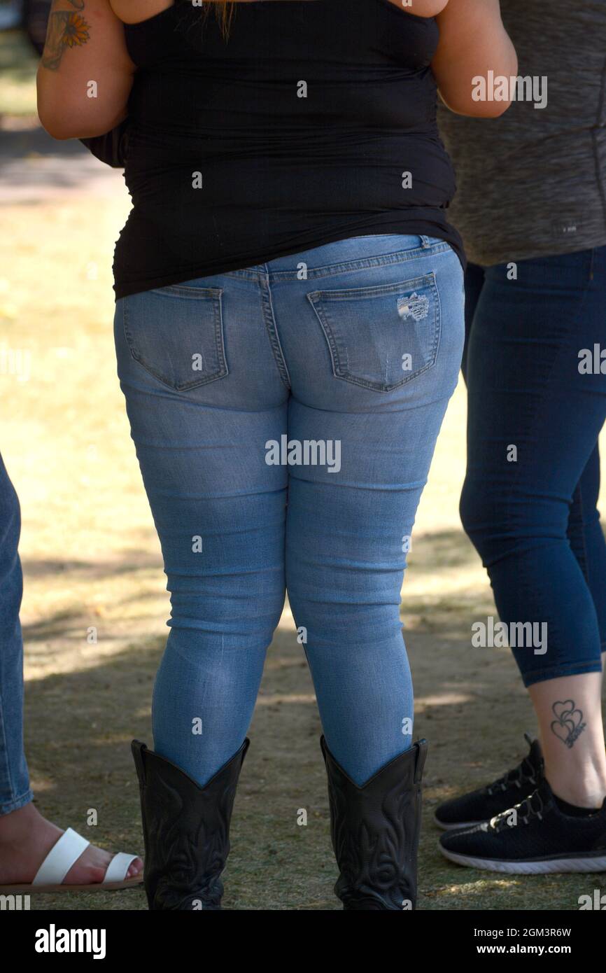 Ein übertriebenes Teenager-Mädchen spricht mit Freunden in Santa Fe, New Mexico. Stockfoto