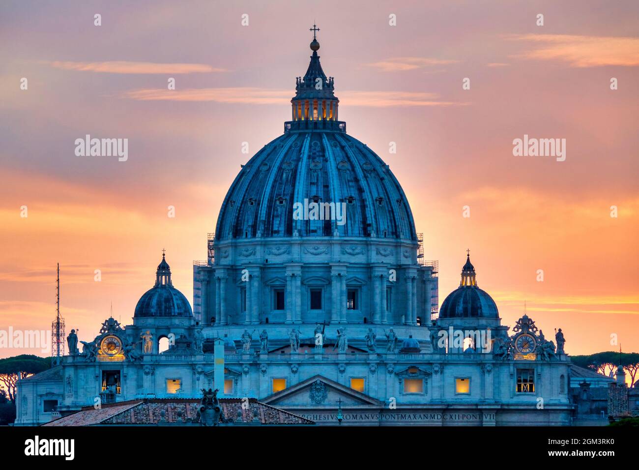 Kuppel des Petersdoms bei Sonnenuntergang, Rom, Italien Stockfoto