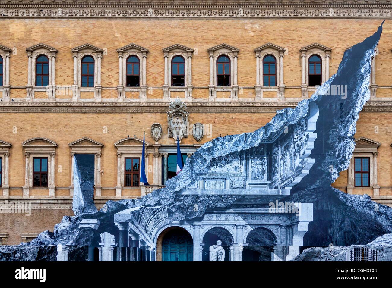 „Vanishing Point“ des französischen Straßenkünstlers JR bedeckt die Fassade des Palazzo Farnese, Rom, Italien Stockfoto