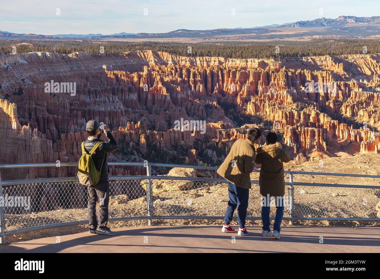 Touristen besuchen im Winter den Bryce Canyon National Park in Bryce Point, Utah, USA. Stockfoto
