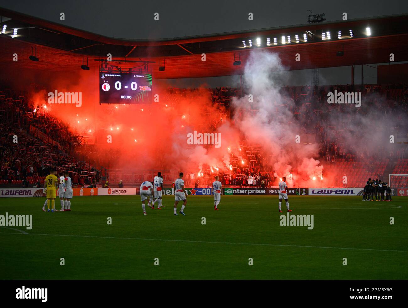 Prag, Tschechische Republik. September 2021. Fußball: UEFA Europa Conference League, Slavia Prag - 1. FC Union Berlin, Gruppenphase, Gruppe E, Matchday 1, Eden Arena. Berliner Fans machen sich auf den Weg zu den Bengalos. Quelle: Robert Michael/dpa-Zentralbild/dpa/Alamy Live News Stockfoto