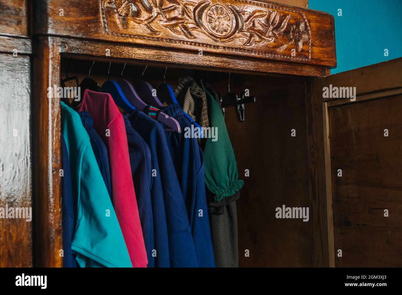 Zweiter Kleiderschrank, Vintage-Kleidung auf Kleiderbügeln im Schrank. Kreislaufwirtschaft, umweltfreundliche und nachhaltige Mode. Stockfoto