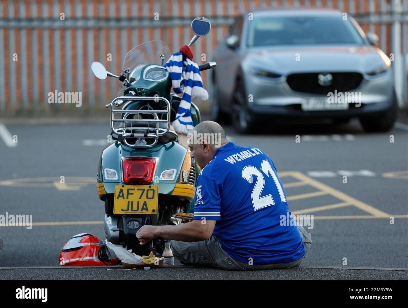 Leicester, England, 16. September 2021. Ein Leicester-Fan genießt seinen Tee, nachdem er während des Spiels der UEFA Europa League im King Power Stadium, Leicester, mit seinem Moped angekommen war. Bildnachweis sollte lauten: Darren Staples / Sportimage Stockfoto