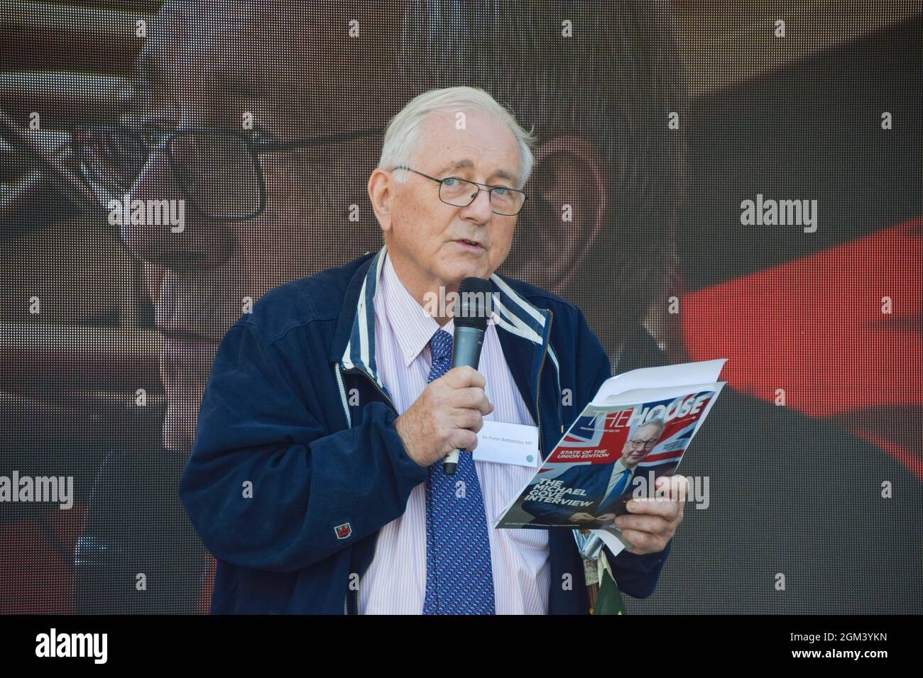 London, Großbritannien. September 2021. Der konservative Abgeordnete Sir Peter Bottomley spricht bei der Kundgebung. Demonstranten versammelten sich auf dem Parliament Square, um die Regierung aufzufordern, sich mit Fragen zu befassen, die die Pächter betreffen, einschließlich der Beendigung des Verkleidungsskandals und des veralteten Pachtsystems. Kredit: Vuk Valcic / Alamy Live Nachrichten Stockfoto