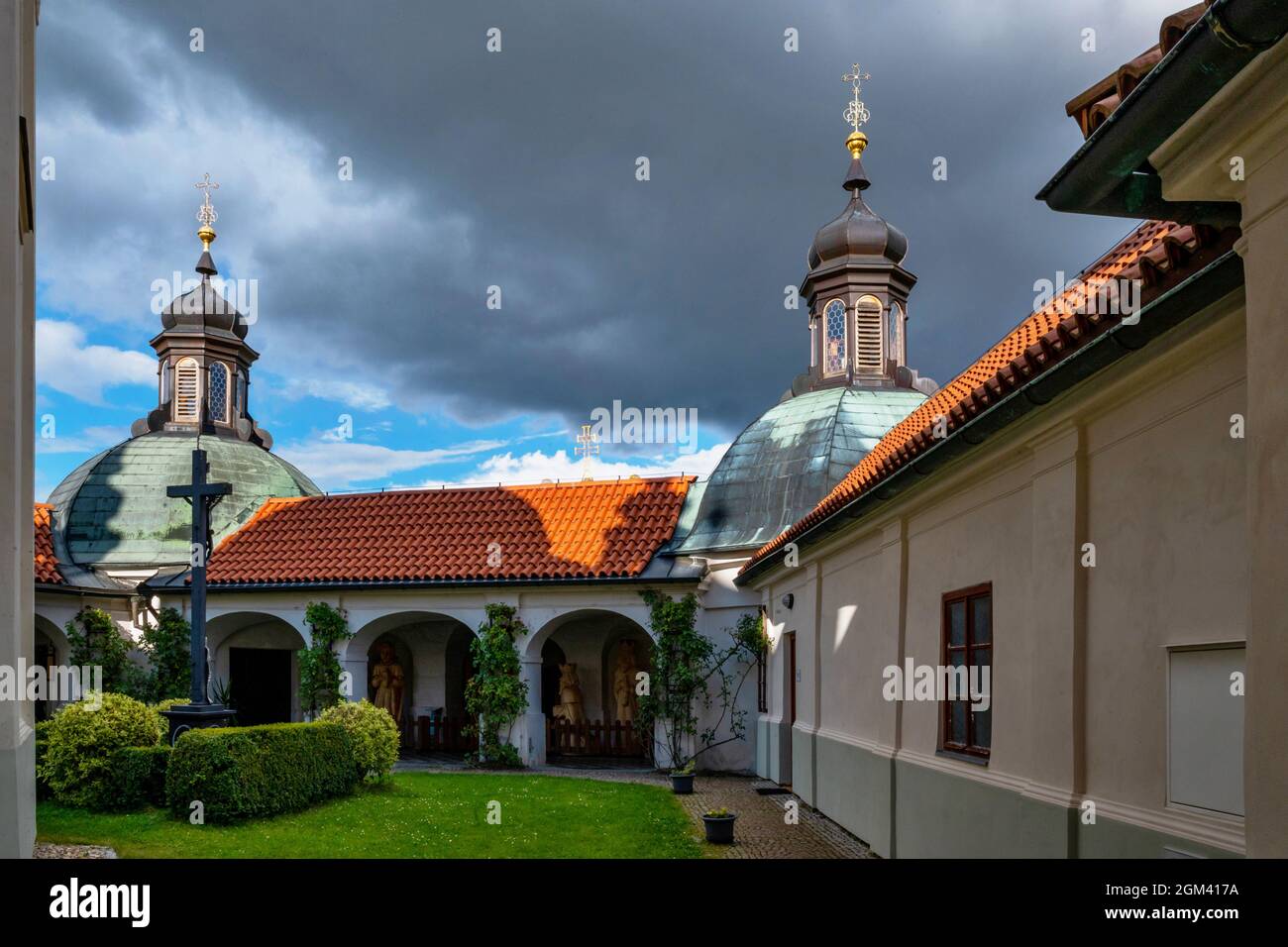 Turm, Ambit und Garten im barocken Kloster Klokoty, Wallfahrtsort am sonnigen Sommertag, Tabor, Tschechische republik. Stockfoto