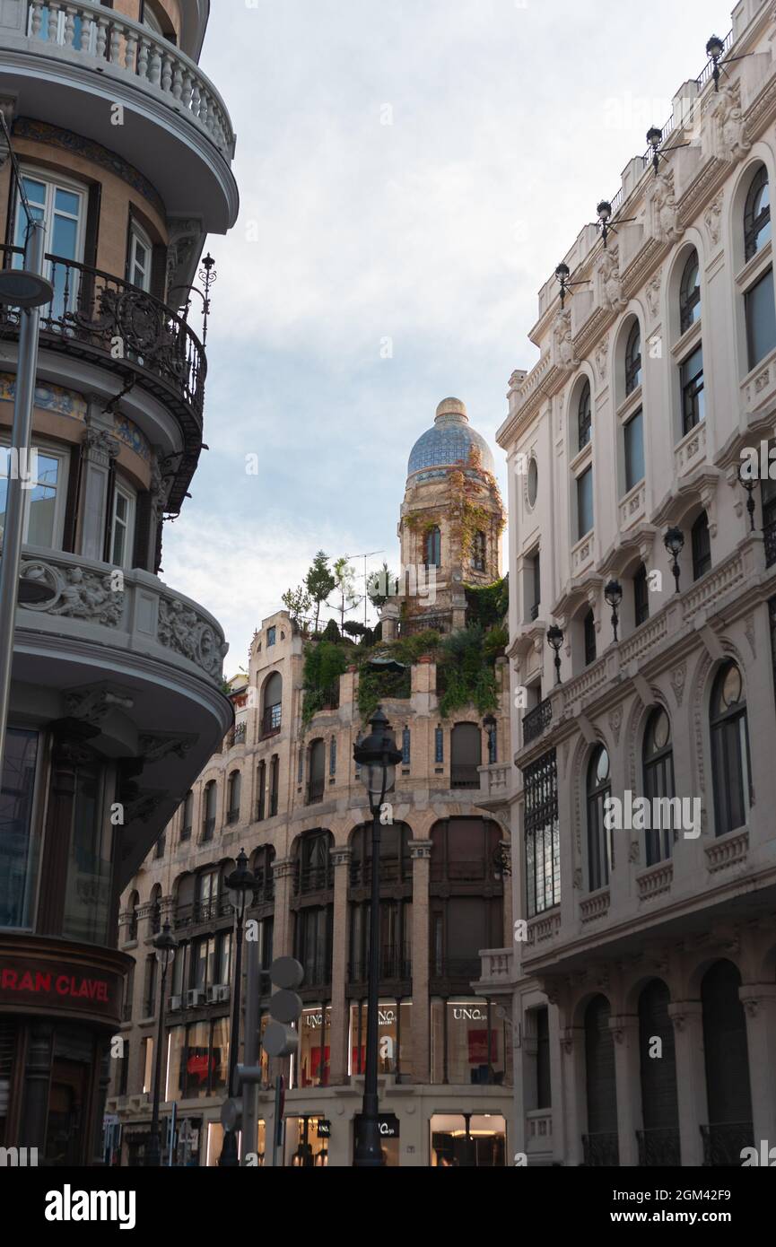 Madrid, Spanien; 5. September: Blick auf die Fassade, die Terrasse, den Garten und die Kuppel des portugiesischen Hauses von der Gran Via Straße im Zentrum von M Stockfoto