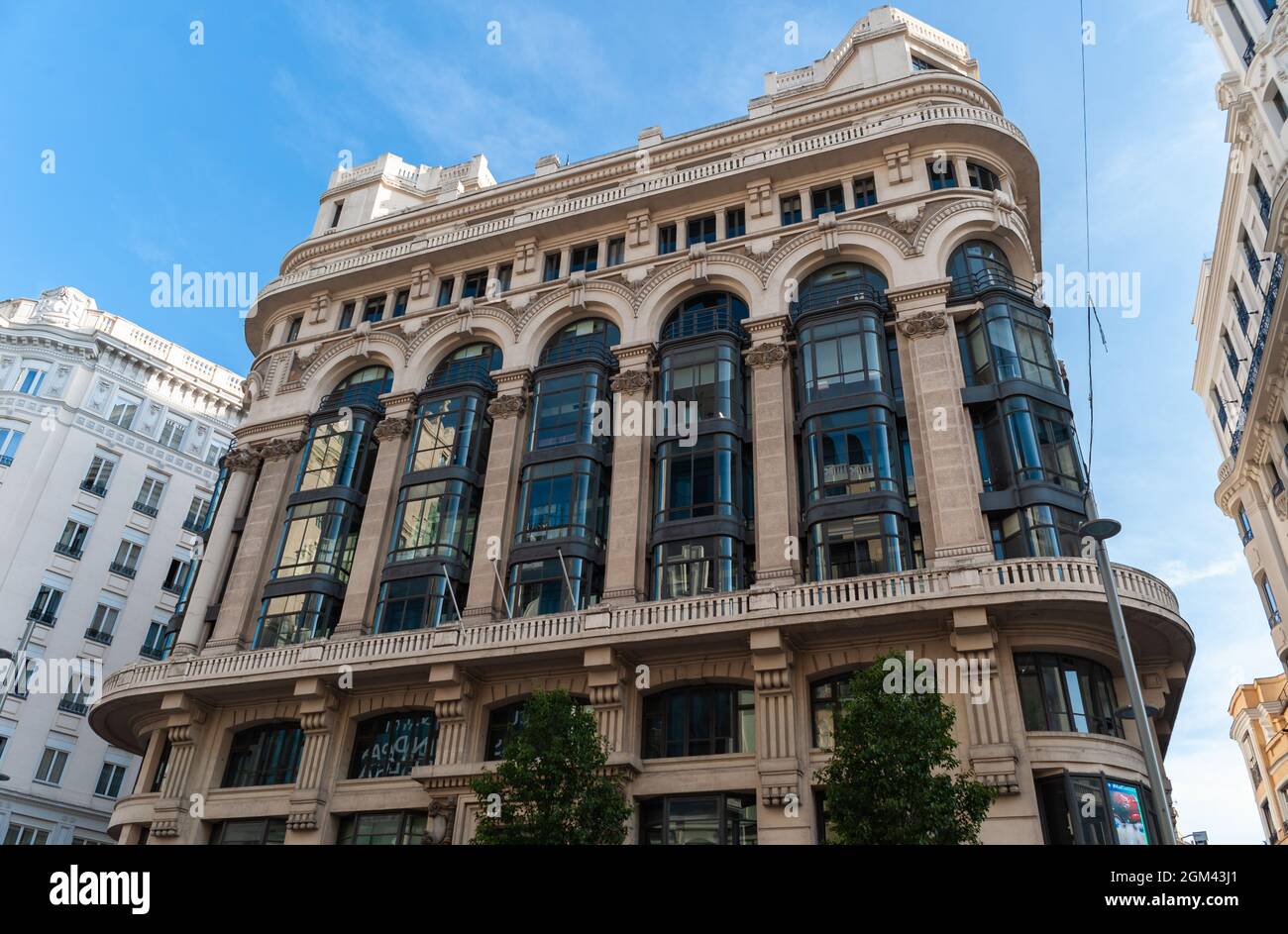 Umgekehrte Ansicht der Fassade des Matesanz-Gebäudes auf der Madrider Gran Vía, erbaut von Antonio Palacios, die das Nachmittagslicht reflektiert. Stockfoto