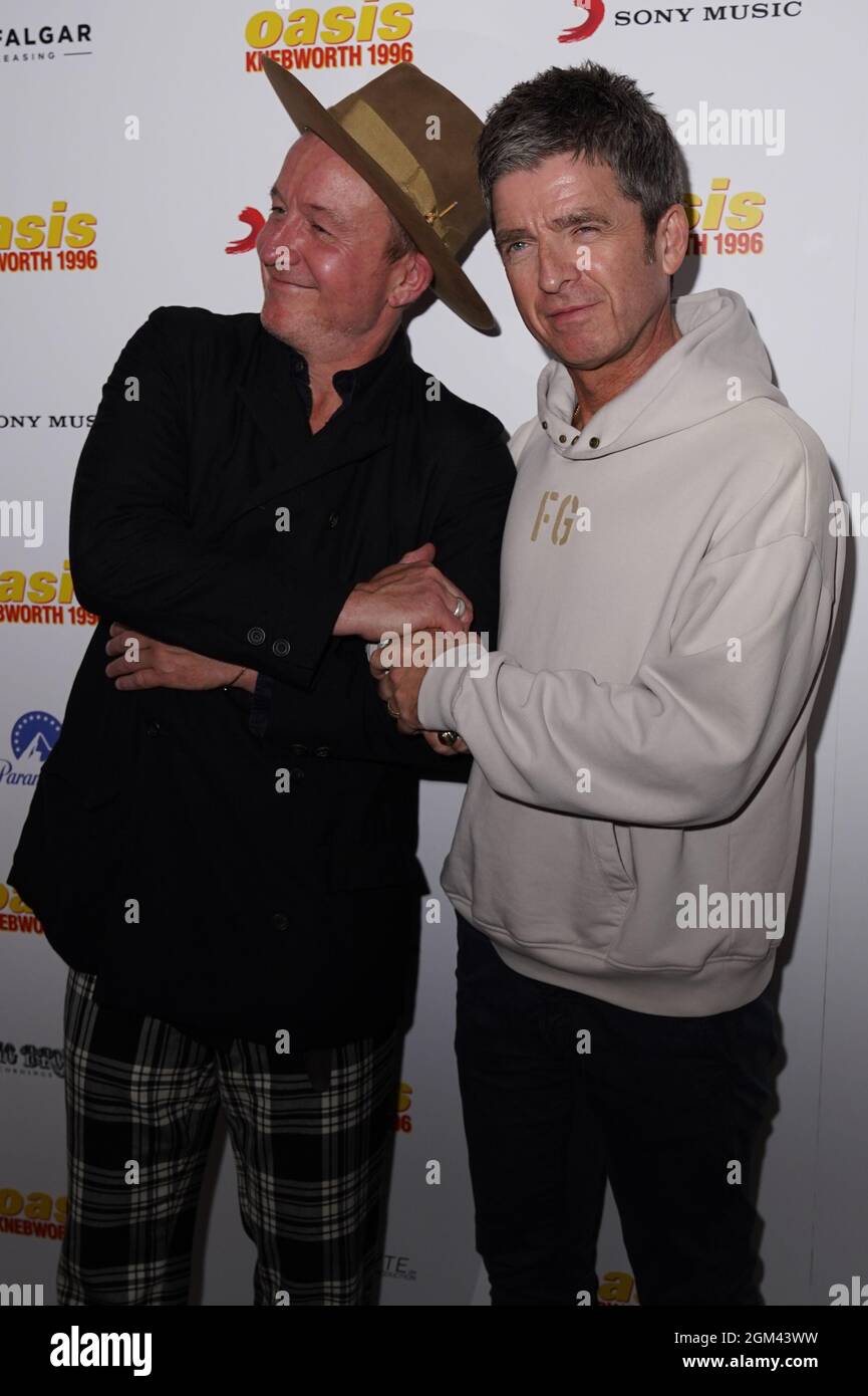 Die Regisseurin Jason 'Jake' Scott (links) und Noel Gallagher nehmen an der Weltpremiere von Oasis Knebworth 1996 im Picturehaus Central Cinema im Zentrum von London Teil. Bilddatum: Donnerstag, 16. September 2021. Stockfoto