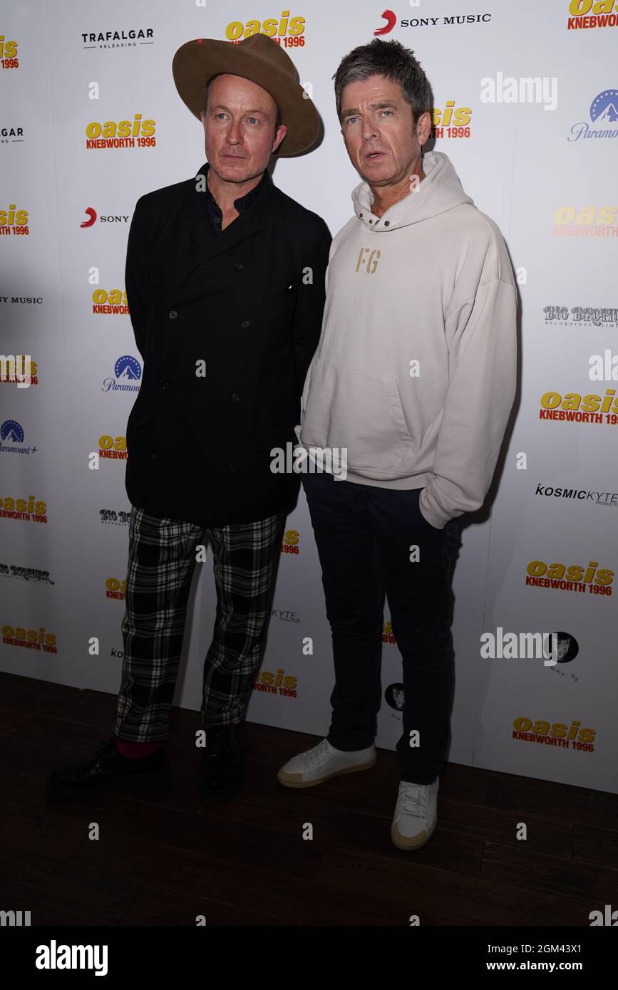 Die Regisseurin Jason 'Jake' Scott (links) und Noel Gallagher nehmen an der Weltpremiere von Oasis Knebworth 1996 im Picturehaus Central Cinema im Zentrum von London Teil. Bilddatum: Donnerstag, 16. September 2021. Stockfoto
