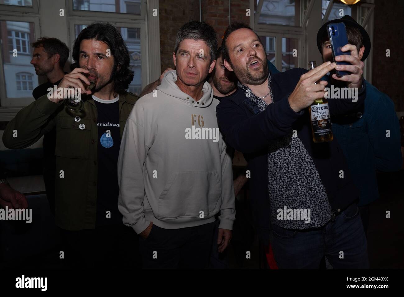 Noel Gallagher (Mitte) hat sein Foto mit Fans bei der Weltpremiere von Oasis Knebworth 1996 im Picturehaus Central Cinema im Zentrum von London gemacht. Bilddatum: Donnerstag, 16. September 2021. Stockfoto