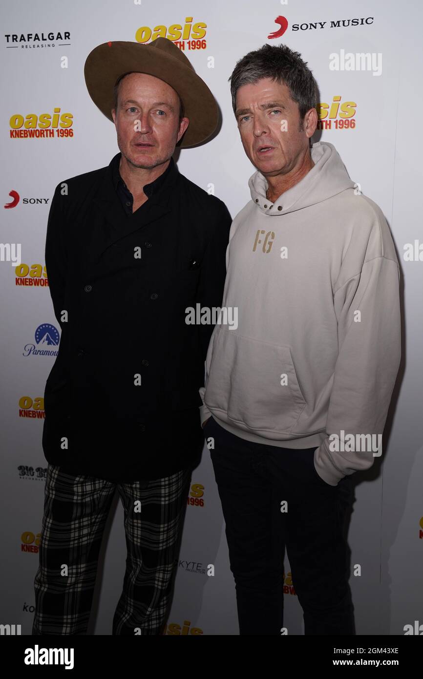 Die Regisseurin Jason 'Jake' Scott (links) und Noel Gallagher nehmen an der Weltpremiere von Oasis Knebworth 1996 im Picturehaus Central Cinema im Zentrum von London Teil. Bilddatum: Donnerstag, 16. September 2021. Stockfoto