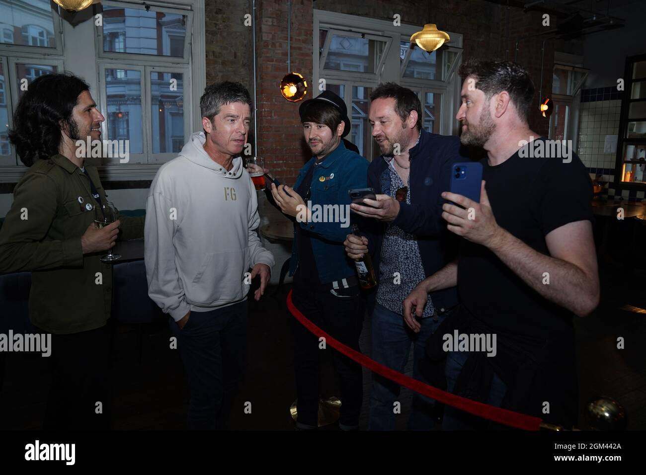 Noel Gallagher (zweite links) trifft Fans bei der Weltpremiere von Oasis Knebworth 1996 im Picturehaus Central Cinema, Central London. Bilddatum: Donnerstag, 16. September 2021. Stockfoto