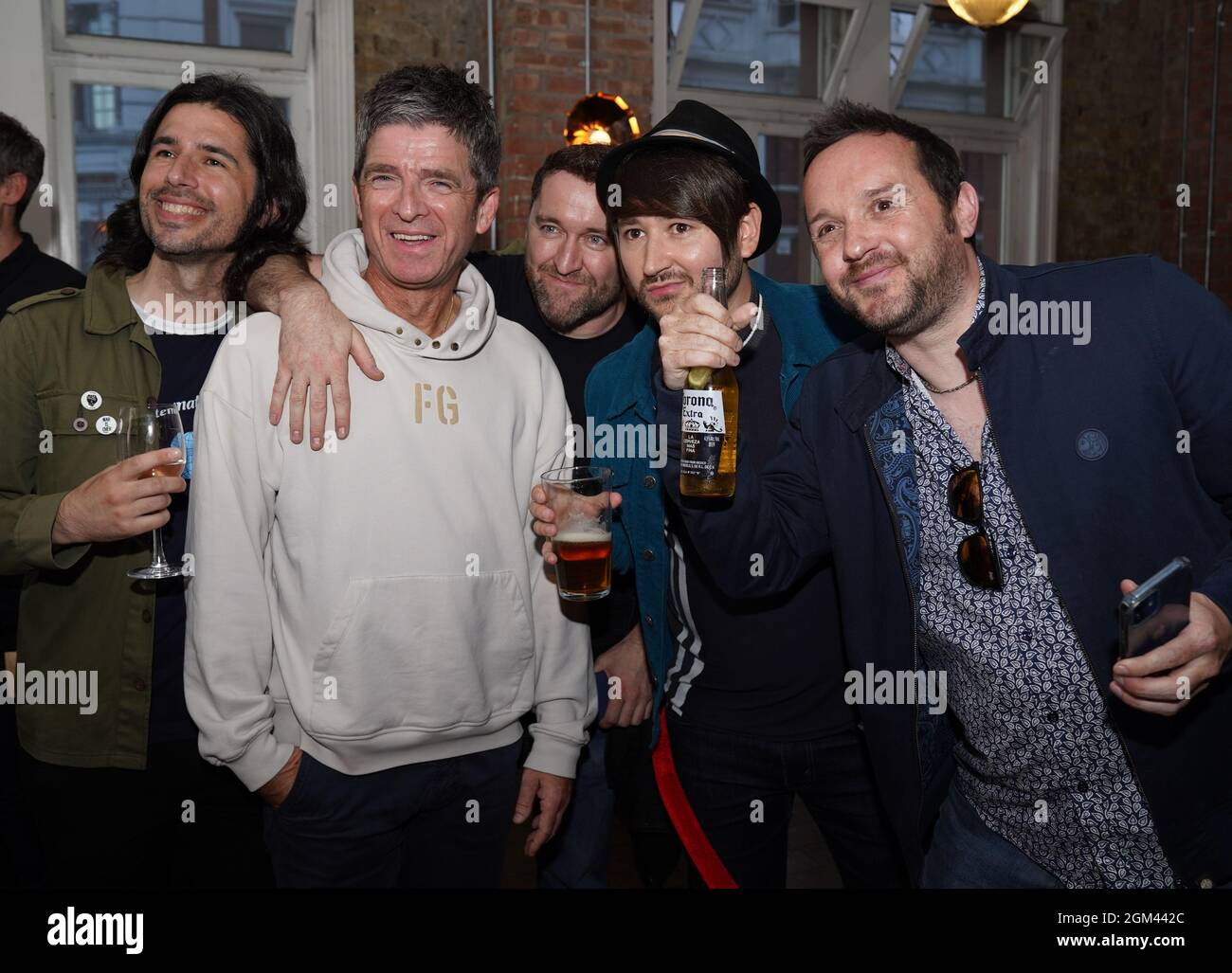 Noel Gallagher (zweiter links) hat sein Foto mit Fans bei der Weltpremiere von Oasis Knebworth 1996 im Picturehaus Central Cinema, Central London, gemacht. Bilddatum: Donnerstag, 16. September 2021. Stockfoto
