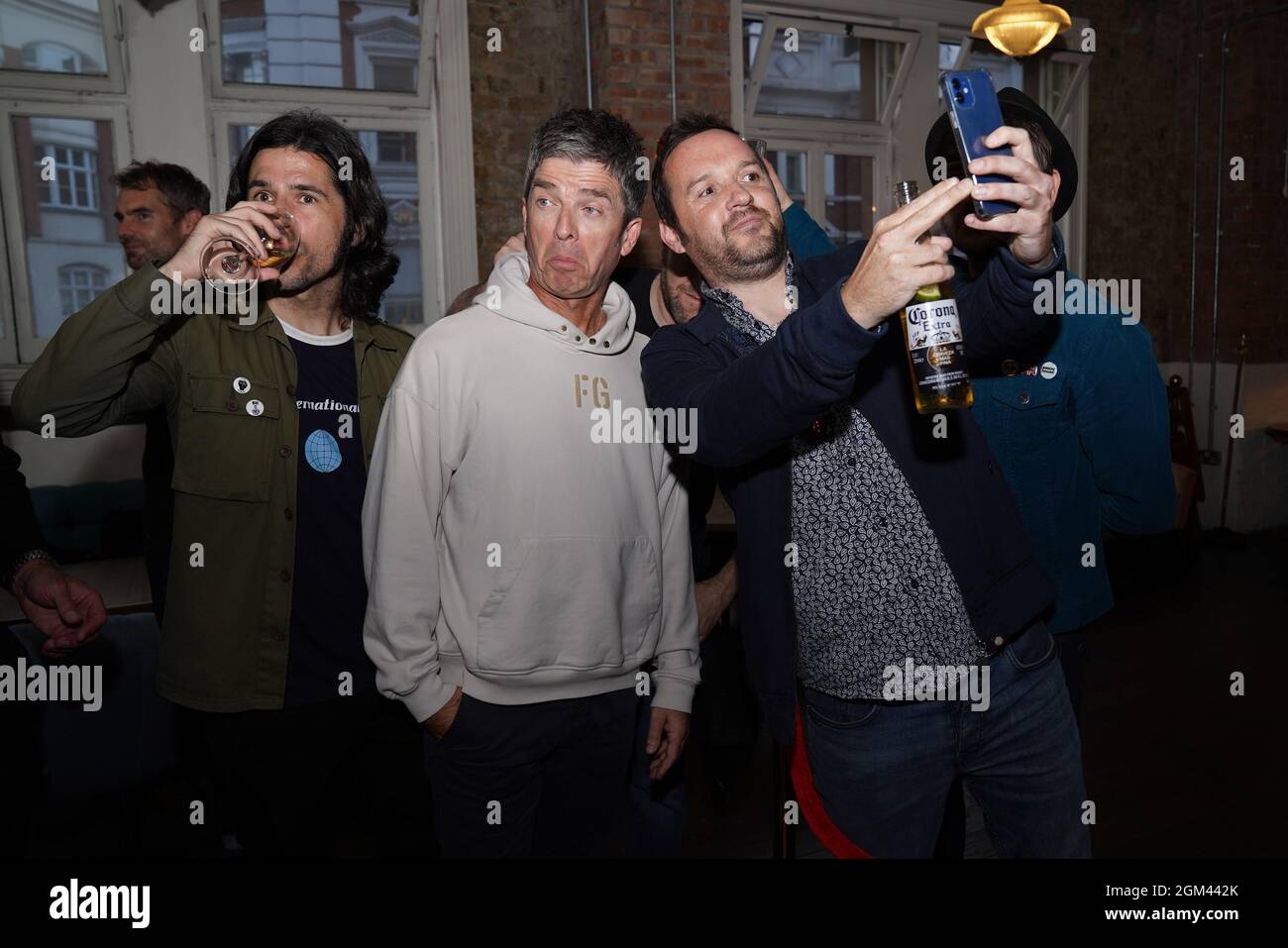 Noel Gallagher (Mitte) hat sein Foto mit Fans bei der Weltpremiere von Oasis Knebworth 1996 im Picturehaus Central Cinema im Zentrum von London gemacht. Bilddatum: Donnerstag, 16. September 2021. Stockfoto