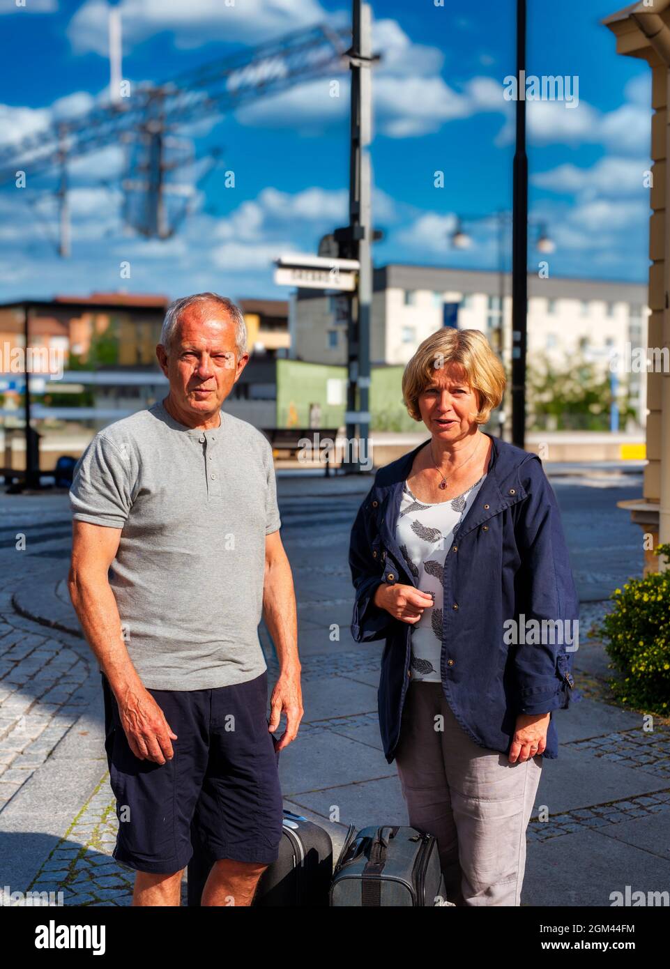 Ein älteres Paar wartet an einem Bahnhof in Schweden Stockfoto