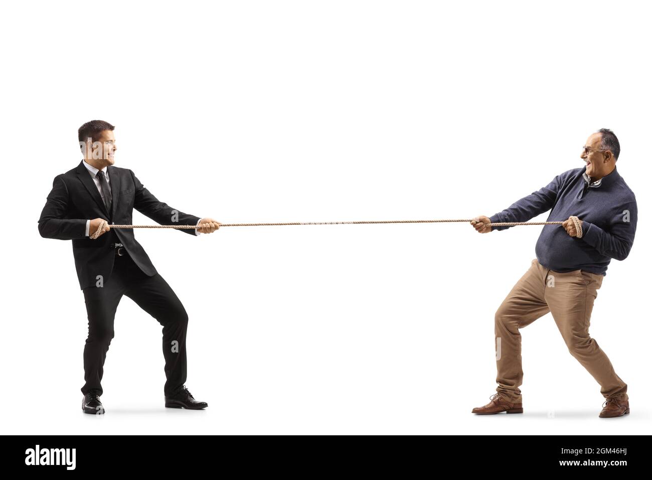 In voller Länge aufgenommen mit einem lässigen reifen Mann und einem jungen Geschäftsmann, der ein isoliertes Seil auf weißem Hintergrund zieht Stockfoto