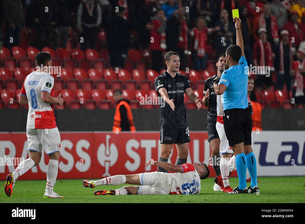 Prag, Tschechische Republik. September 2021. Paul Jaeckel von Union erhält von Schiedsrichter Fabio Verissimo die gelbe Karte während der Football European Conference League, Gruppe E, 1. Runde: Slavia Prague gegen Union Berlin in Prag, Tschechische Republik, 16. September 2021. Quelle: Ondrej Deml/CTK Photo/Alamy Live News Stockfoto