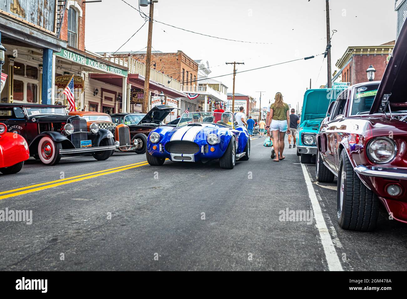 Virginia City, NV - 30. Juli 2021: 1965 Shelby Cobra fährt auf einer lokalen Autoausstellung auf der Hauptstraße entlang. Stockfoto