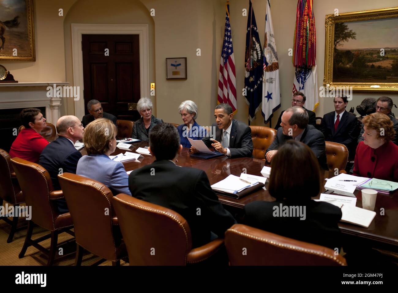 Präsident Barack Obama liest einen Brief, den er von Natoma Canfield aus Medina, Ohio, bei einem Treffen mit Führungskräften von Versicherungsunternehmen, das von HHS-Sekretär Sebelius im Roosevelt Room des Weißen Hauses am 4. März 2010 veranstaltet wurde. (Offizielles Foto des Weißen Hauses von Pete Souza)Dieses offizielle Foto des Weißen Hauses wird nur zur Veröffentlichung durch Nachrichtenorganisationen und/oder zum persönlichen Druck durch die Betreffzeile(en) des Fotos zur Verfügung gestellt. Das Foto darf in keiner Weise manipuliert werden und darf nicht in kommerziellen oder politischen Materialien, Werbung, E-Mails, Produkten oder Werbeaktionen verwendet werden, die in enthalten sind Stockfoto