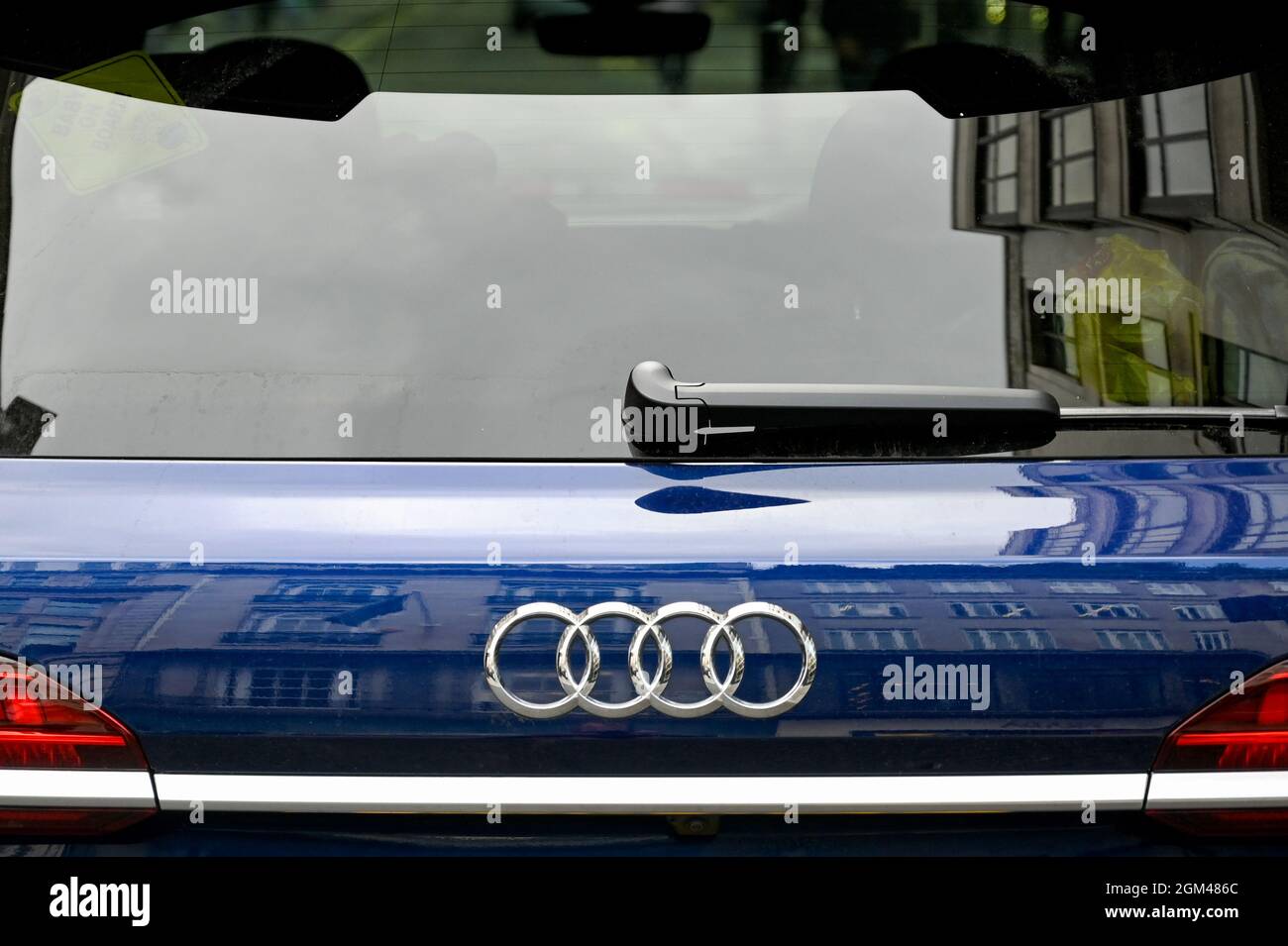 London, England - August 2021: Nahaufnahme des Emblems auf dem Heck eines Audi Autos Stockfoto