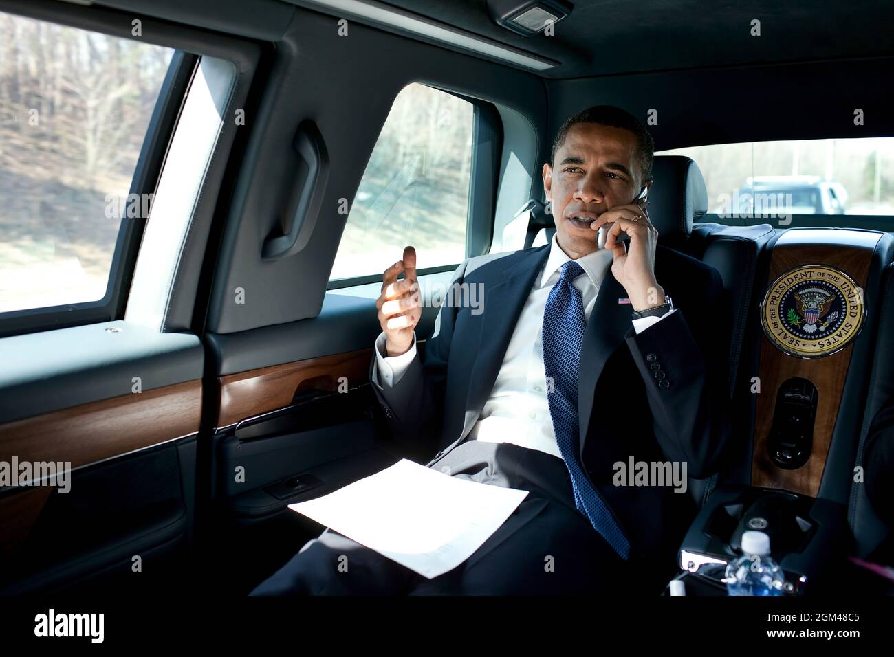 Präsident Barack Obama telefoniert auf dem Weg zur George Mason University in Fairfax, Virginia, um am 19. März 2010 Bemerkungen zur Reform der Krankenversicherung zu halten. (Offizielles Foto des Weißen Hauses von Pete Souza) Dieses offizielle Foto des Weißen Hauses wird nur zur Veröffentlichung durch Nachrichtenorganisationen und/oder zum persönlichen Druck durch die Betreffzeile(en) des Fotos zur Verfügung gestellt. Das Foto darf in keiner Weise manipuliert werden und darf nicht in kommerziellen oder politischen Materialien, Anzeigen, E-Mails, Produkten oder Werbeaktionen verwendet werden, die in irgendeiner Weise die Zustimmung oder Billigung des Präsidenten, des, nahelege Stockfoto