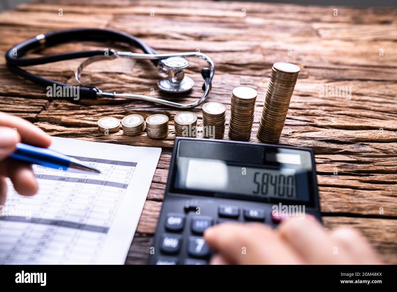 Geld Sparen Im Krankenhaus. Arztrechnung Stockfoto