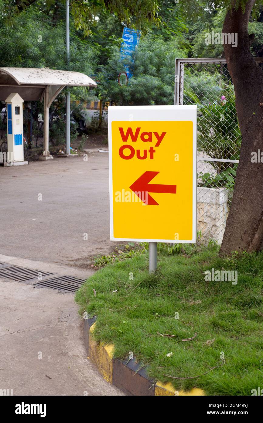 Schild vor einer Benzinpumpe, die in Richtung der Ausfahrt zeigt Stockfoto