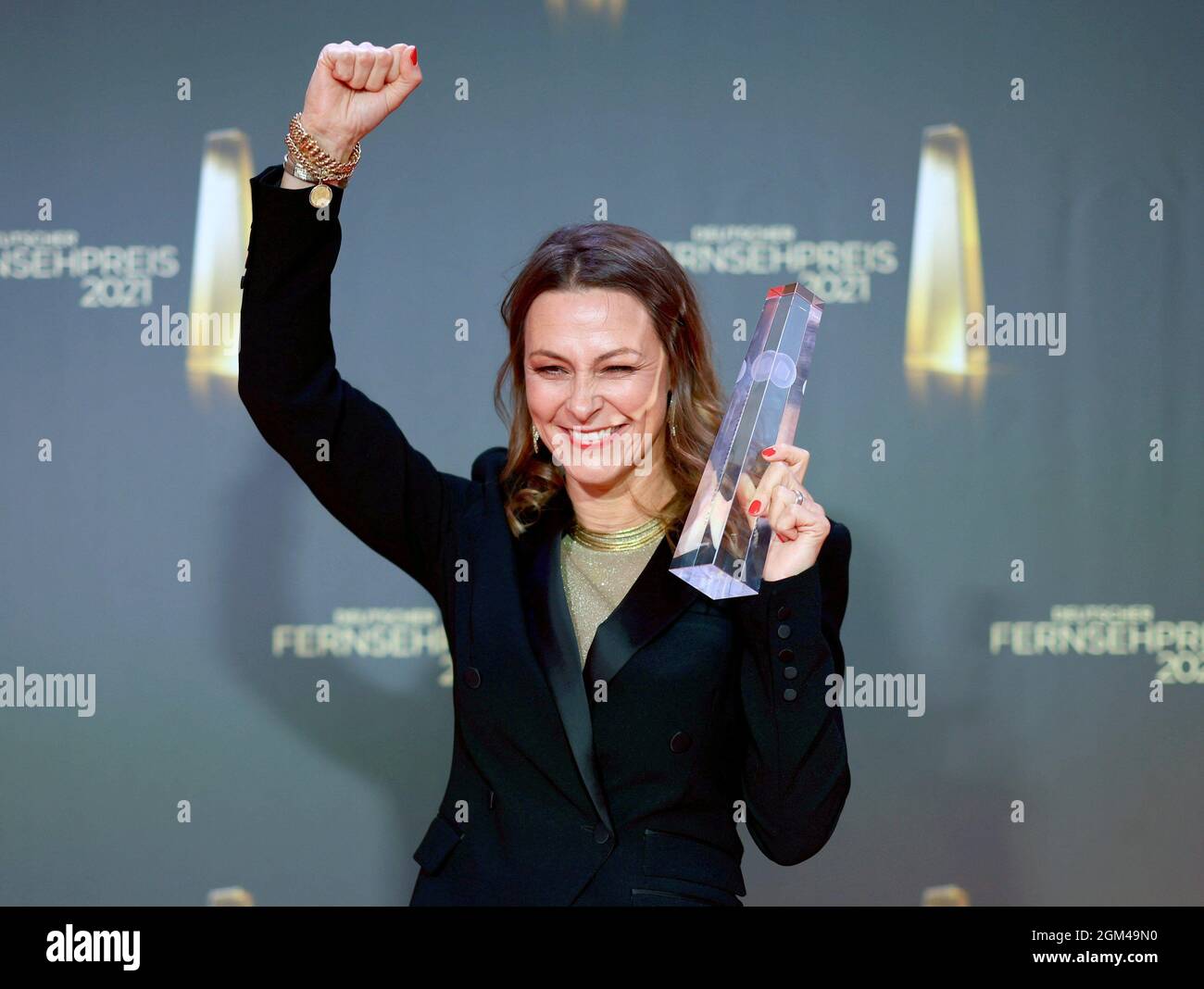Köln, Deutschland. September 2021. Moderatorin und Journalistin Anja Reschke freut sich über die Auszeichnung in der Kategorie "Beste Präsentation/Einpersonenleistung" nach der Verleihung des Deutschen Fernsehpreises 2021 im Tanzbrunnen. Der Deutsche Fernsehpreis wird seit 1999 für herausragende Leistungen im Fernsehen verliehen. Quelle: Marcel Kusch/dpa/Alamy Live News Stockfoto