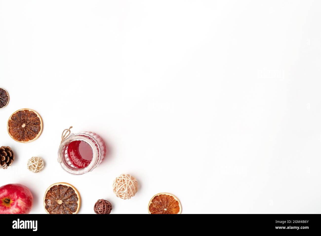 Herbst flach Lay Zusammensetzung aus Äpfeln, Herbst Lebensmittel und Dekor auf weißem Hintergrund. Zutaten für Marmelade oder Glühwein. Food-Konzept für Herbst- oder Winterurlaub. Kreative trendige flache Lay mit Platz für Text. Stockfoto