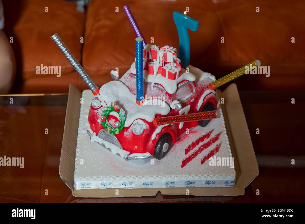 Aserbaidschan Baku .01.09.2021 . Roter Autokuchen. Es gibt Schnee und Geschenke auf dem Kuchen. Sieben Jahre alt. 7 Jahre alt. Alles Gute Zum Geburtstag Soli. Stockfoto