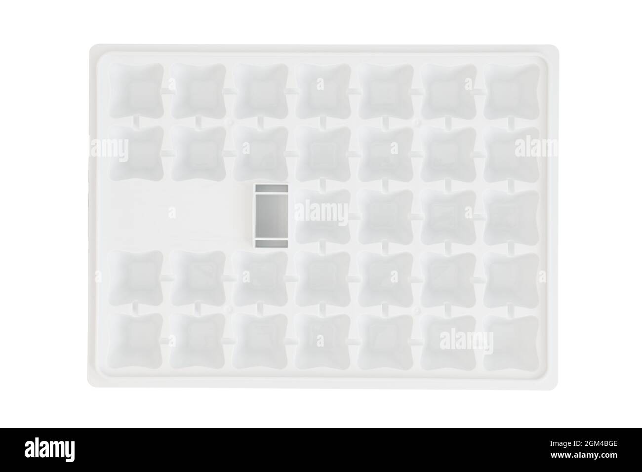 Kunststoffschale zur Herstellung von Eiswürfeln im Gefrierschrank des Kühlschranks, weißer Hintergrund Stockfoto